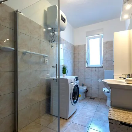 2 Bedroom Near Split In