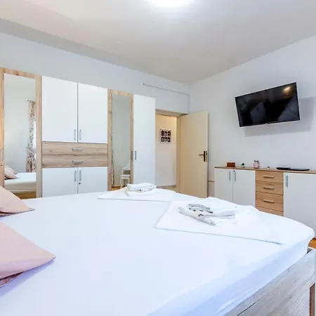 Apartment 2 Bedroom Near Split In *